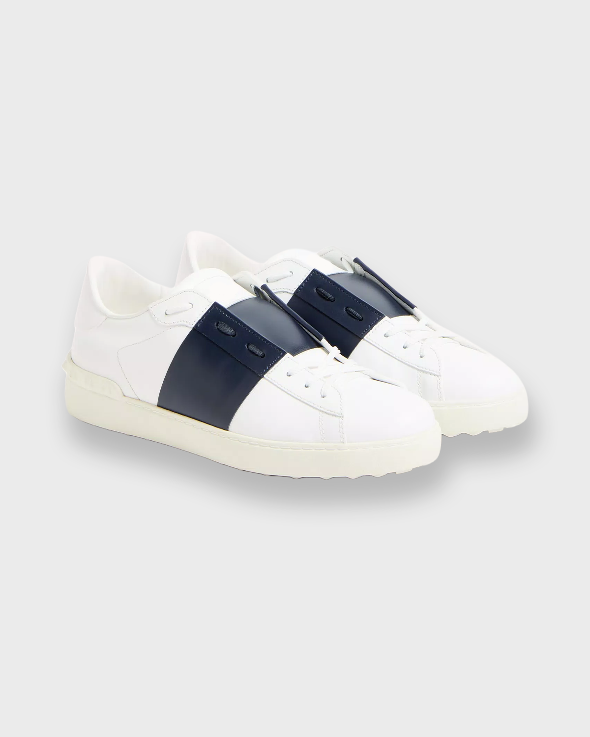 STUDDED SNEAKER